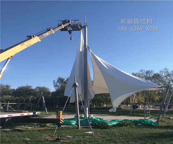 膜結(jié)構(gòu)吊膜現(xiàn)場(chǎng)